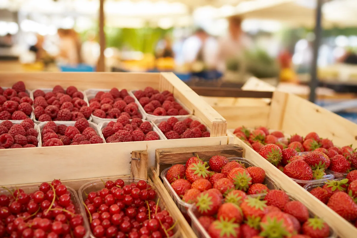 Étal de fruits rouges sur un marché de plein air en été
