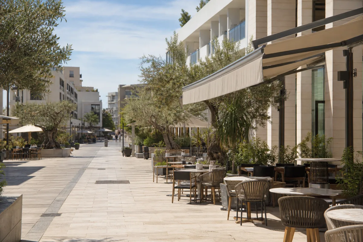 Perspective urbaine du quartier d&rsquo;Odysséum à Montpellier avec ses allées piétonnes